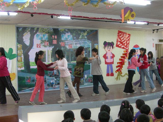 六甲學生表演國標舞