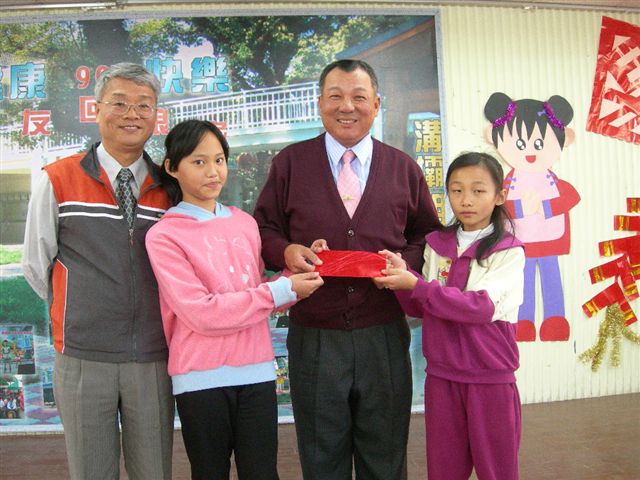 阮顧問贈獎金給舞蹈表演學生