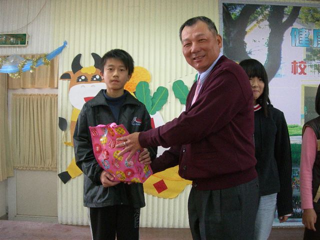 阮顧問贈各班學生糖果