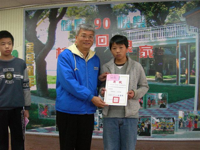 六乙劉俊嘉勇奪斗六市田徑選拔賽男童壘球擲遠第二名