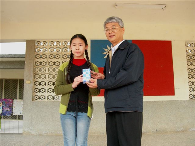 劉思妤同學參加揚子中學98年語文數學能力競試榮獲第15名