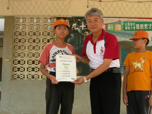 五乙石秉軒通過英國劍橋大學YLE英語檢定Flyers級，獲聽、說、讀、寫最高等第