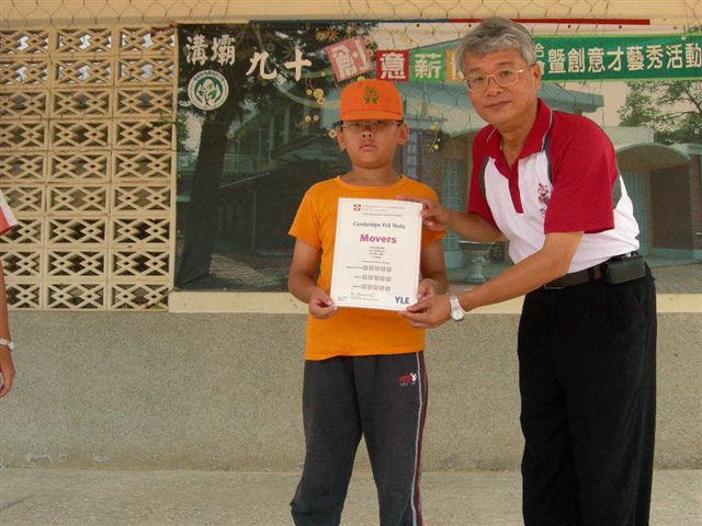 三乙石秉喆通過英國劍橋大學YLE英語檢定Movers級，獲聽、說、讀、寫最高等第